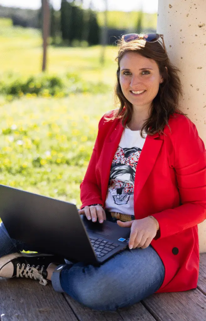 Claire travaillant sur un ordinateur